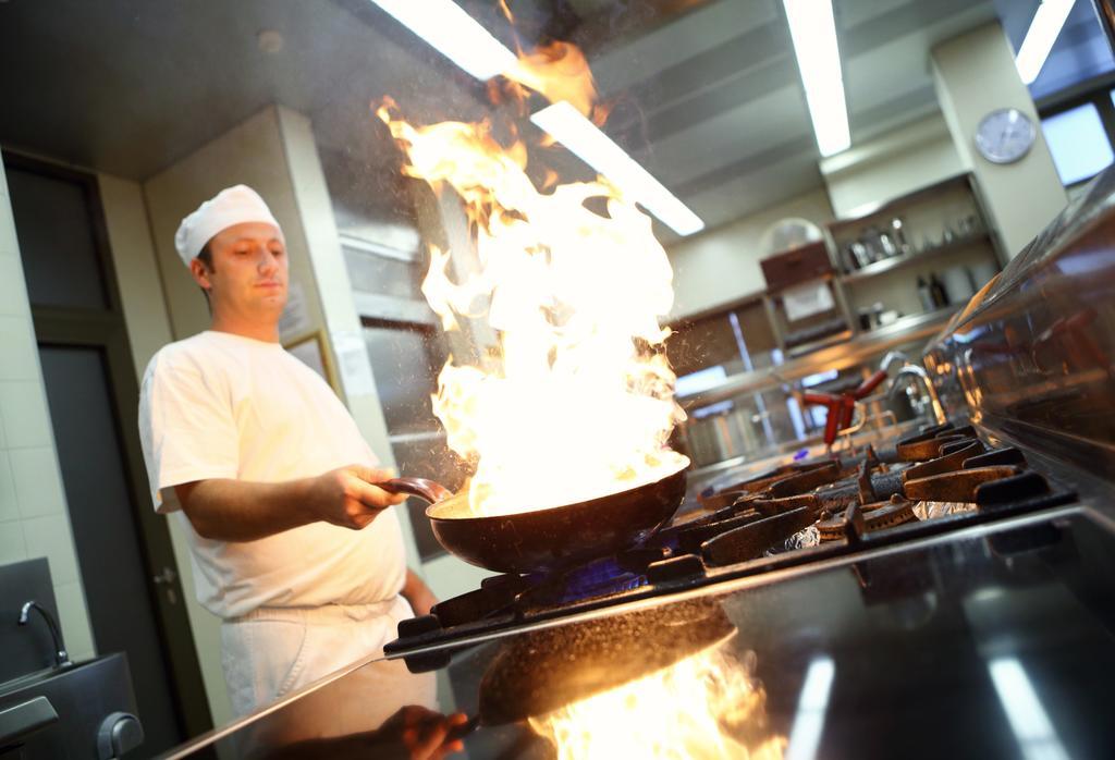 Hotel Premier Aqua - Adults Only Vrdnik Exterior foto A chef cooking with a wok