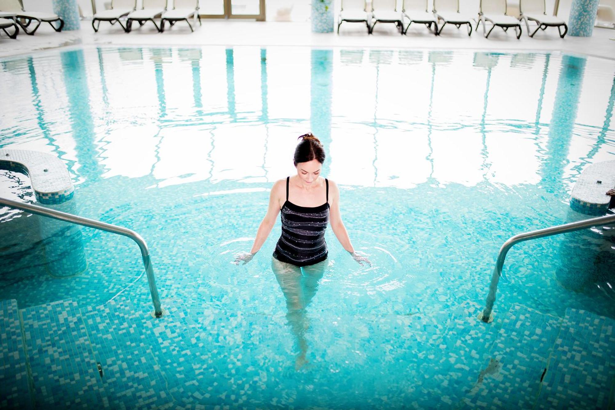 Hotel Premier Aqua - Adults Only Vrdnik Exterior foto A woman in a swimming pool