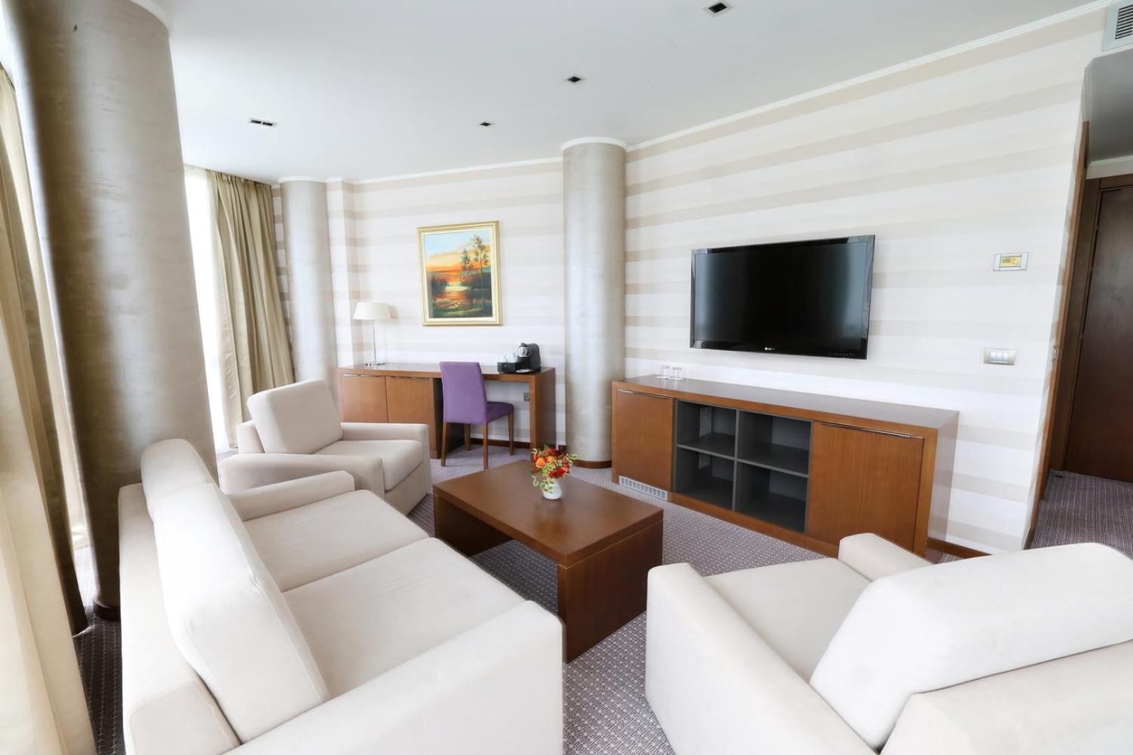 Hotel Premier Aqua - Adults Only Vrdnik Exterior foto A living room in a suite at the Radisson Blu Royal