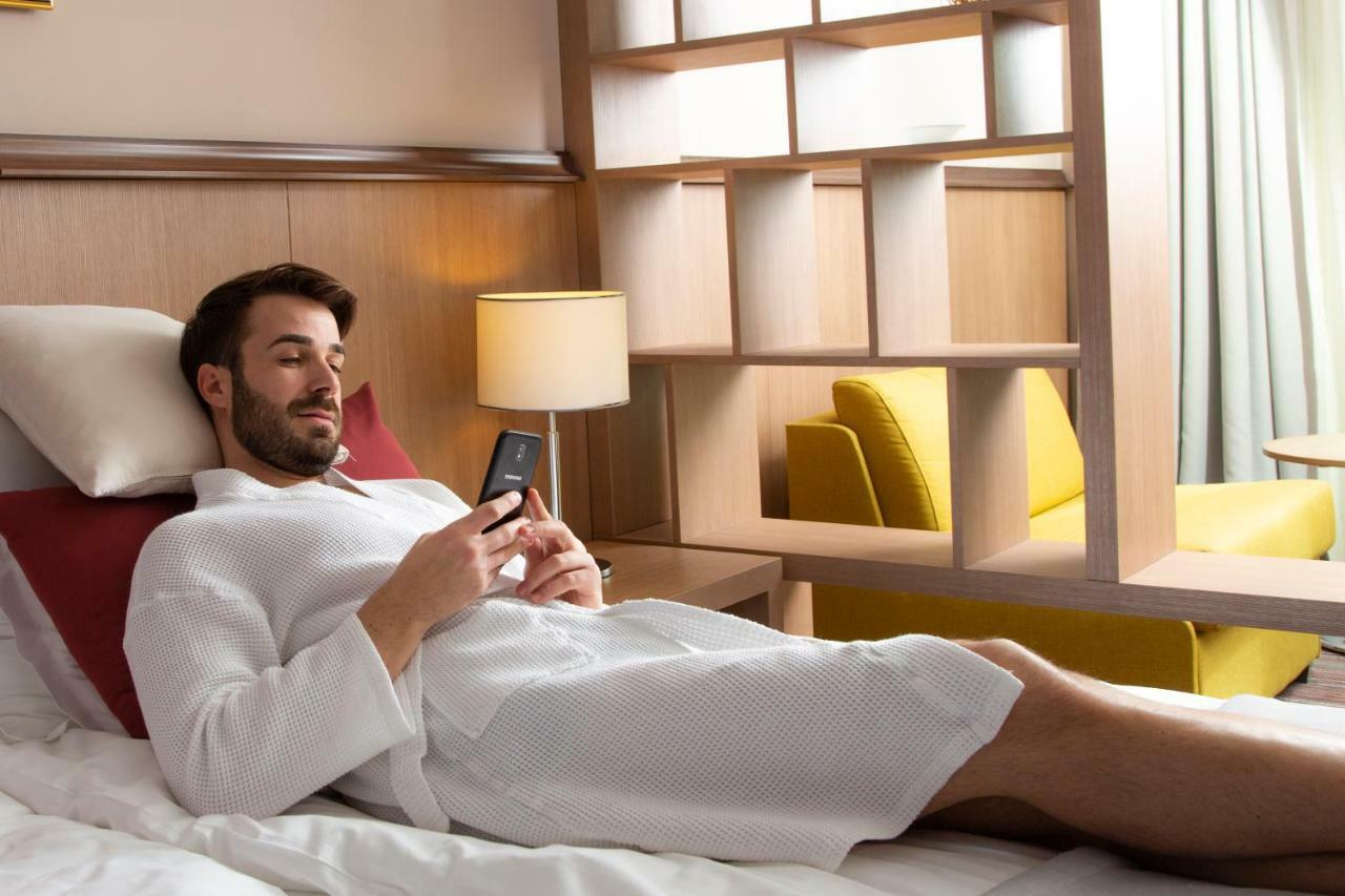 Hotel Premier Aqua - Adults Only Vrdnik Exterior foto A man wearing a bathrobe